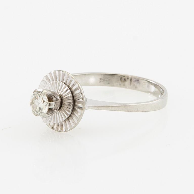 Ring 18K white gold set with a round brilliant-cut diamond.