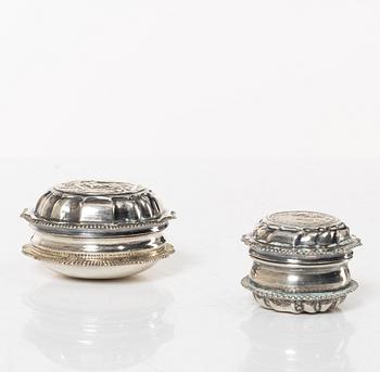 Two Swedish silver snuff boxes, marks of Anders Schotte, Uddevalla 1777 and Johan Malmstedt, Gothenburg 1816.
