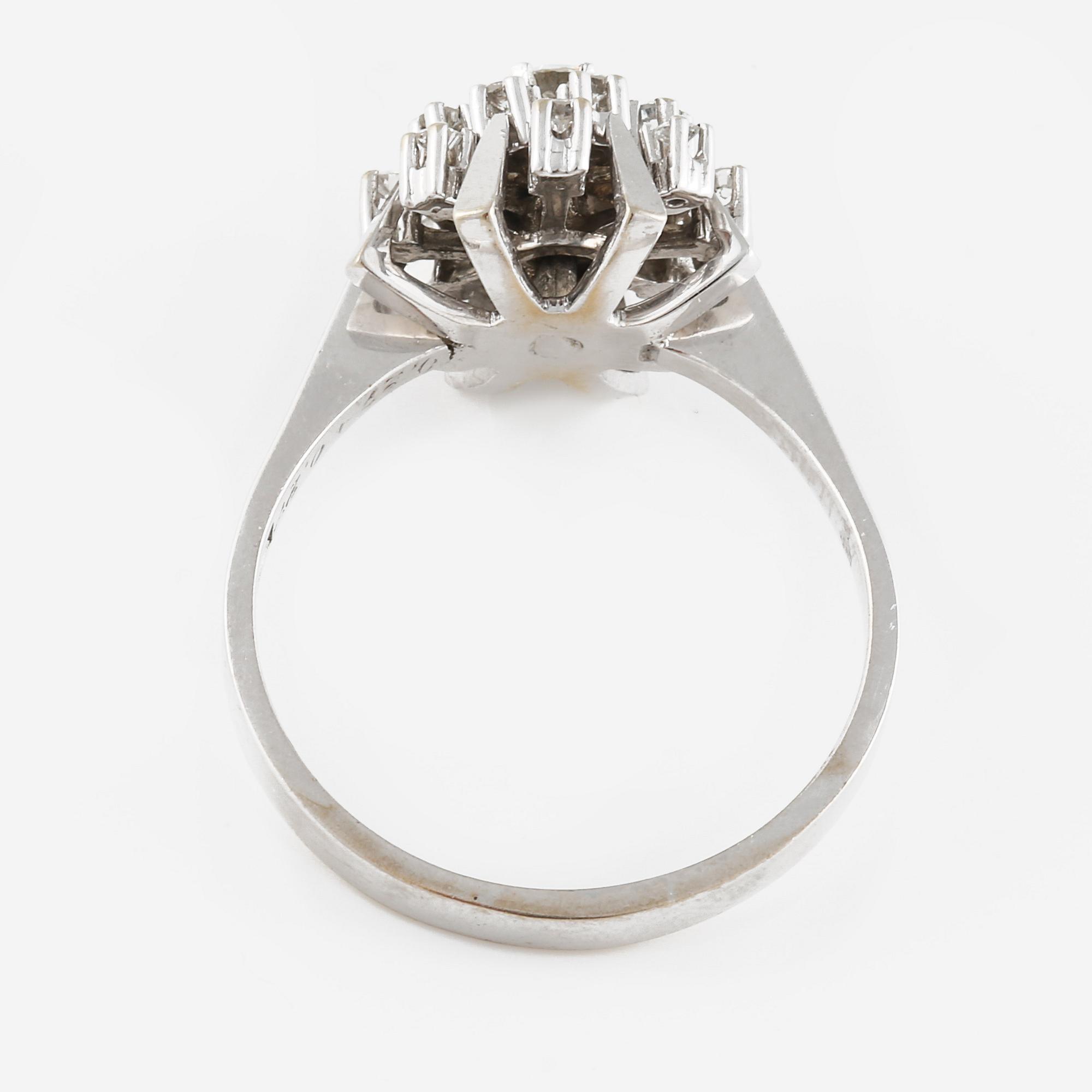 RING, 18K vitguld med  17 briljantslipade diamanter 0.54 ct, Ahlen & Samuelson, Stockholm, 1973. Vikt 6,8 gram.