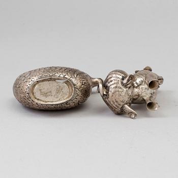 FIGURINER, två stycken, låghaltigt silver. Kina, 1900-tal.