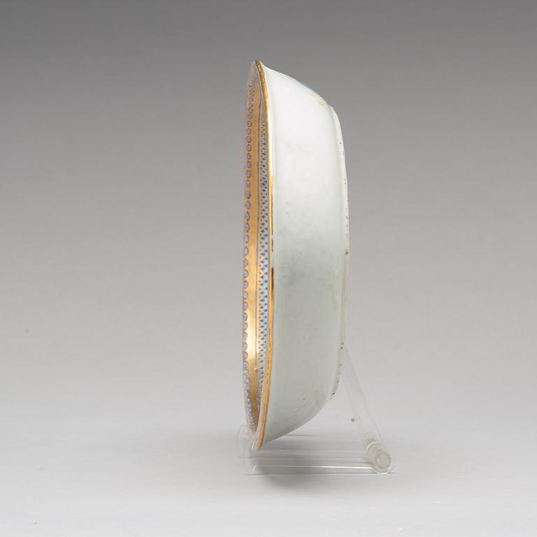 SKÅLFAT samt EQUELLE med LOCK, vapenporslin, Qingdynastin, Jiaqing 1796-1820.