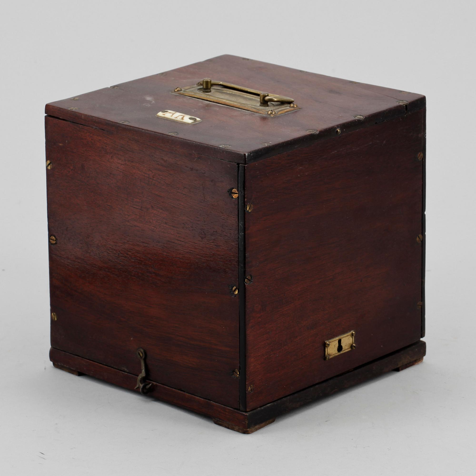 SCHATULL MED FLASKOR, 1800-tal.