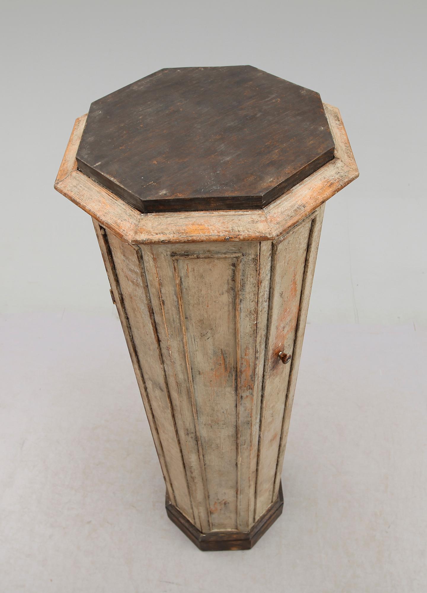 PIEDESTALSKÅP, 1800-talets mitt.