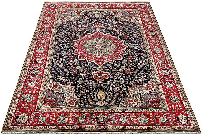 A Mahal carpet, c. 296 x 197 cm.