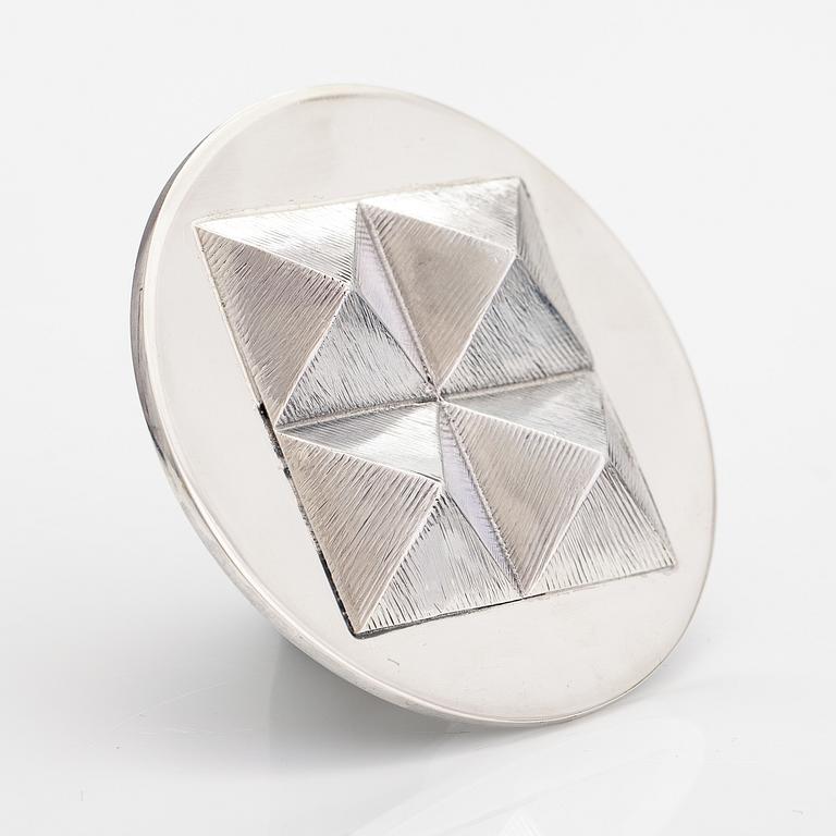 Kaija Aarikka, Brosch, sterlingsilver, numrerad 5/8. Alpo Jääskeläinen, Helsingfors 1972.
