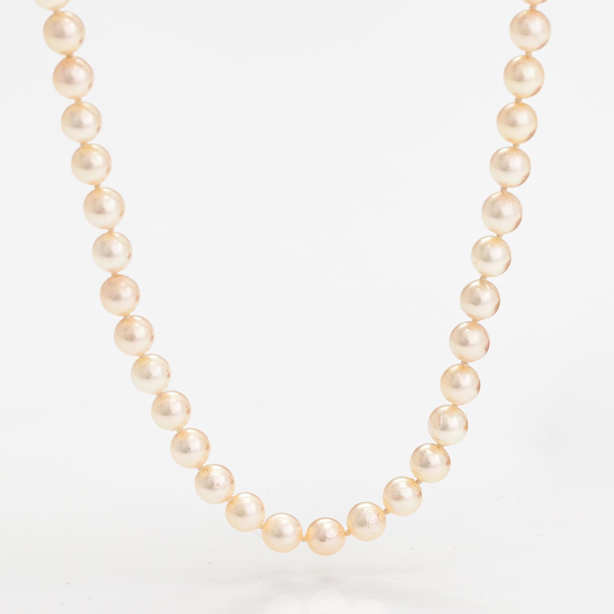 Helminauha, viljellyt helmet, metallilukko.