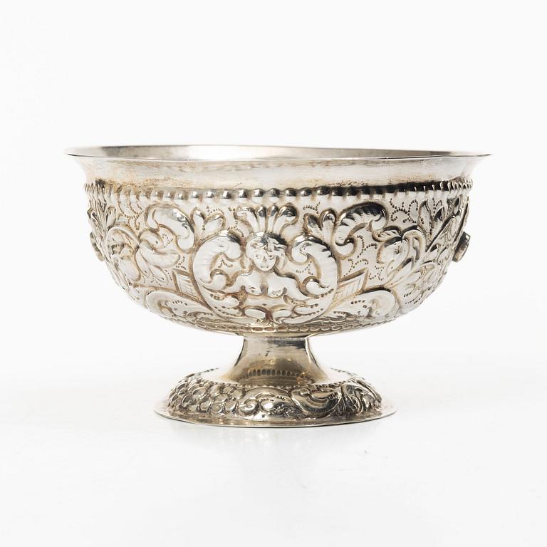 A Dutch silver bowl, unidentified maker LH, Rotterdam 1740s.