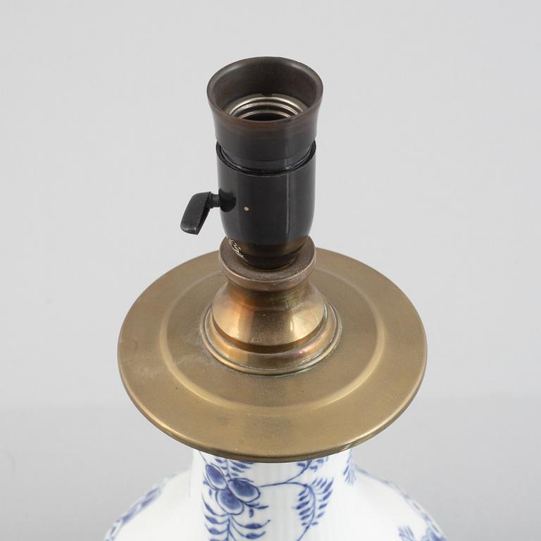 Bordslampa, porslin, Royal Copenhagen, "Musselmalet", modellnummer 1212, post 1923.