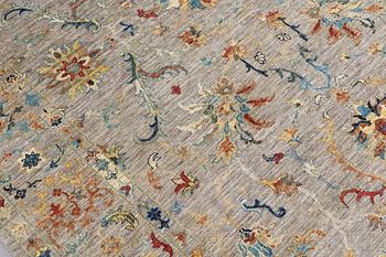 Carpet, Ziegler Design, ca 305 x 196 cm.