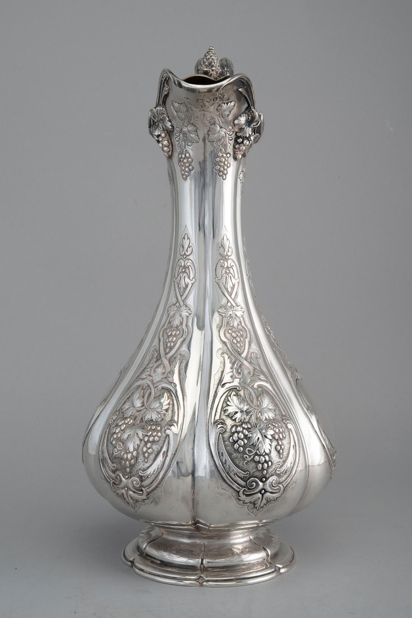 VIINIKANNU, sterling hopeaa E & J Barnard Lontoo 1866. Korkeus 35 cm, paino 1322 g.