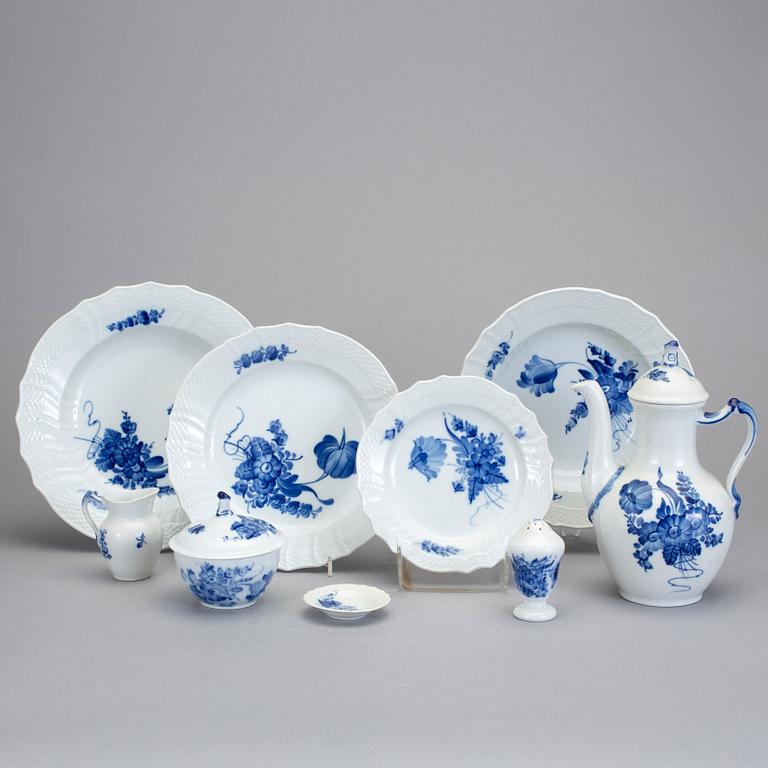 MATSERVIS, porslin, 88 delar, "Blå Blomst", Royal Copenhagen, Danmark.