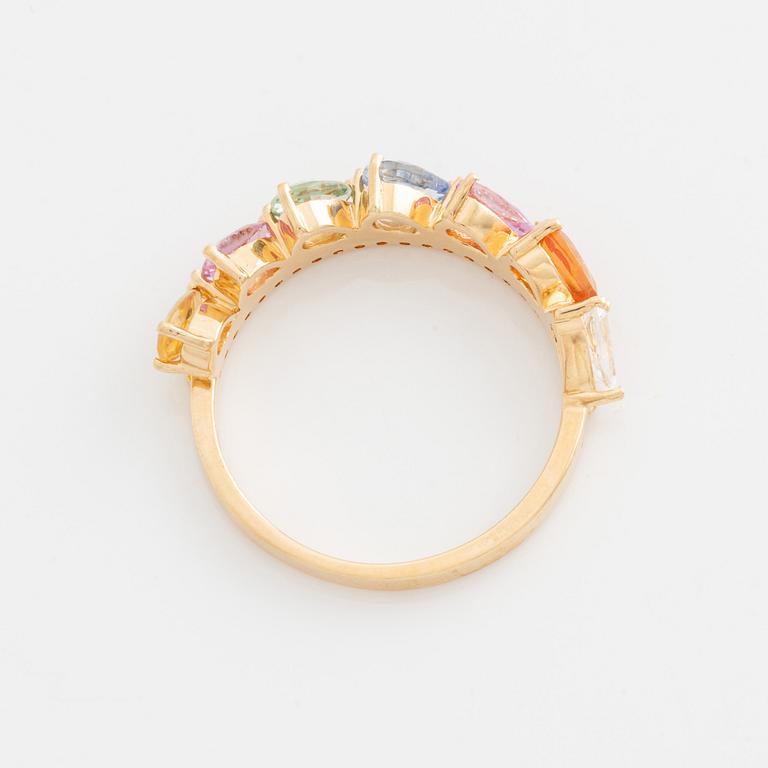 Ring in 18K gold with sapphires in various colors and round brilliant-cut diamonds.