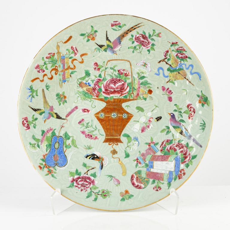 A porcelaon Canton dish, China, 19th century.