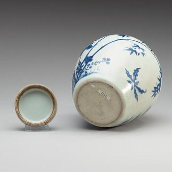 A blue and white Transitional jar, 17th Century.