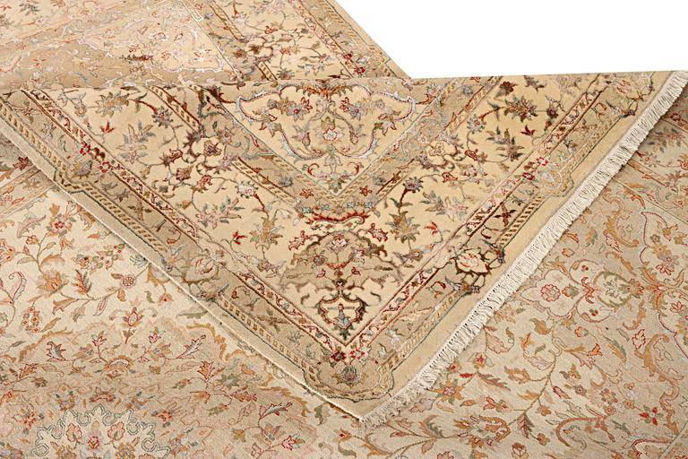 A Tabriz carpet, part silk, c. 311 x 199 cm.