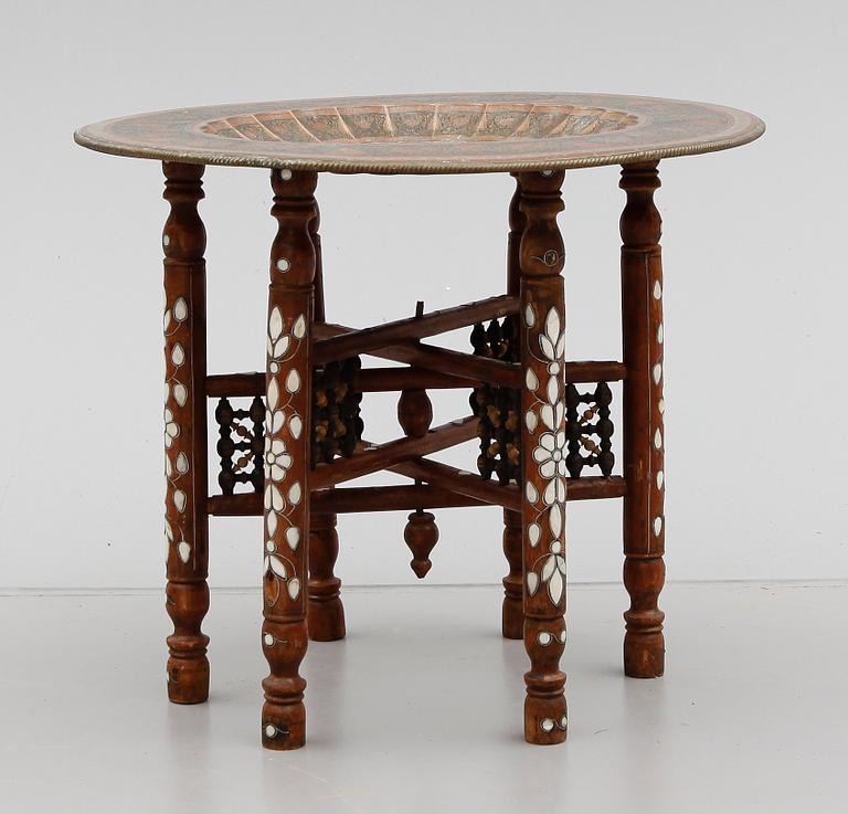 BORD, orientaliskt, 1900-talets första hälft.