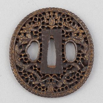 Tsuba, tre stycken, mumei, Japan 1800-tal.