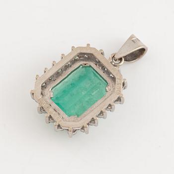 Pendant 18K white gold with an emerald and brilliant-cut diamonds.