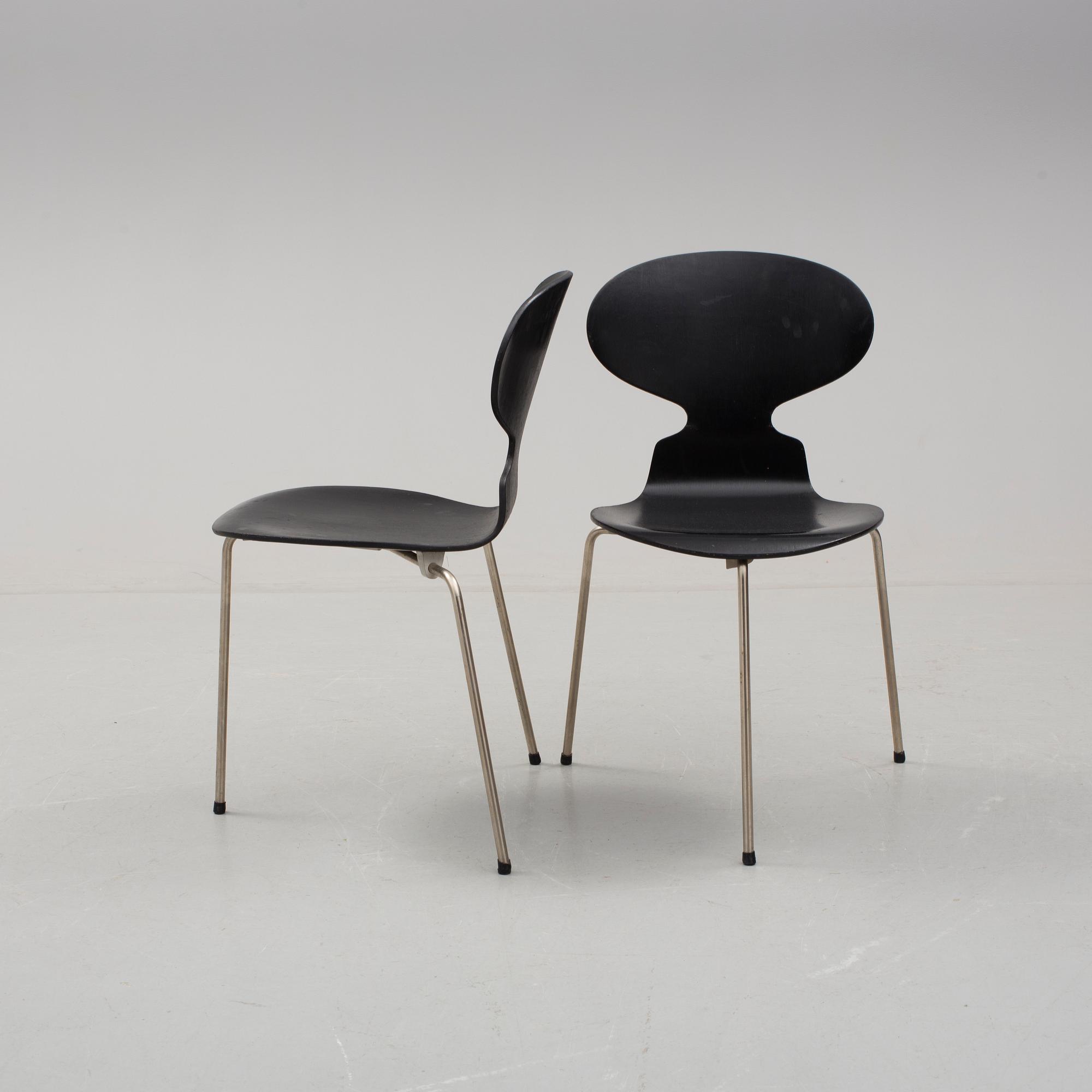 ARNE JACOBSEN, stolar, ett par, "Myran", Fritz Hansen, 1900-talets mitt.