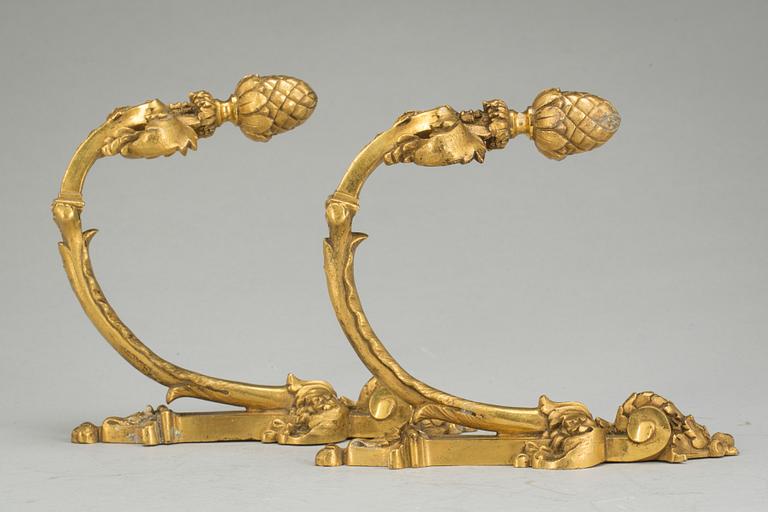 GARDINOMTAG, förgylld metall, Frankrike, 1900-talets första hälft.