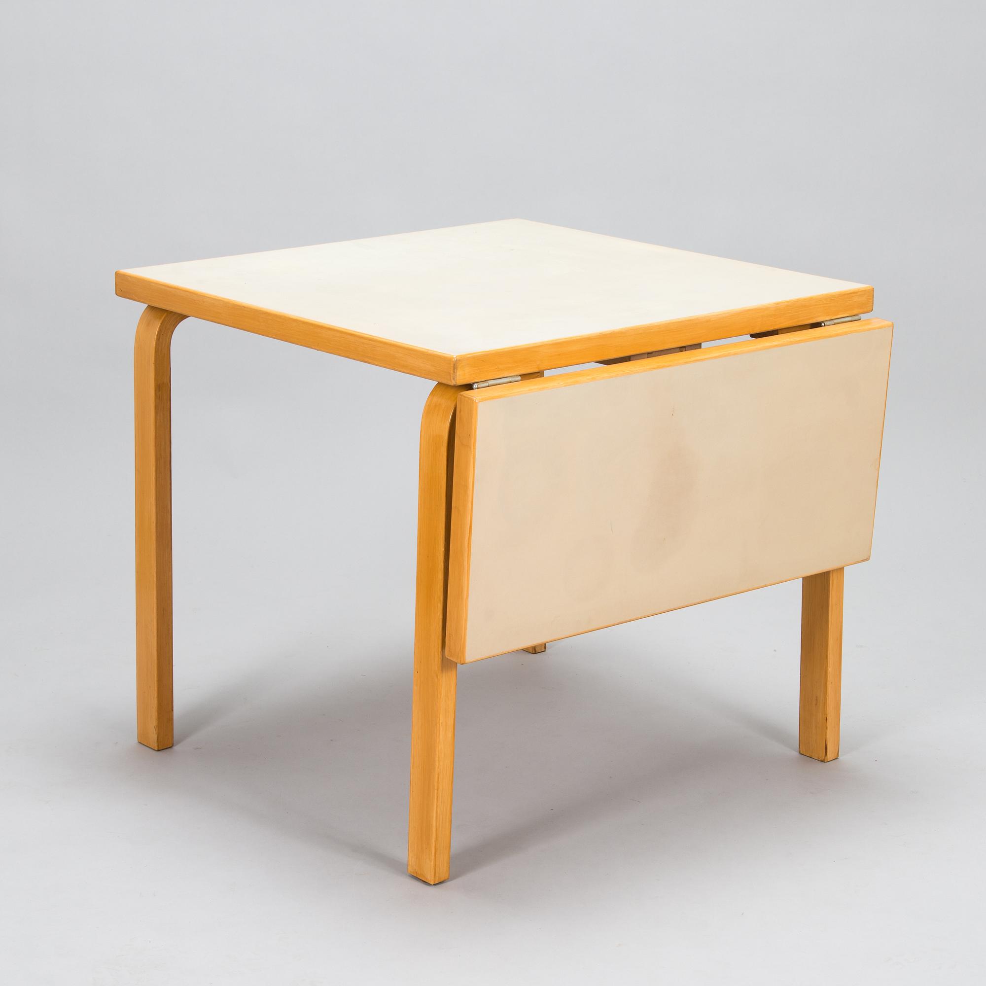 Alvar Aalto, klaffbord "DL82" och pallar, 4 st "60", för O.Y. Huonekalu-ja Rakennustyötehdas A.B 1900-talets mitt.