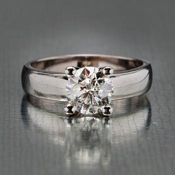 RING, vitguld 14K, briljantslipad diamant 1,58 ct. Vikt 5,67 g. Intyg.