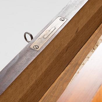 A mahogany veneered chest of drawers, 19th Century.