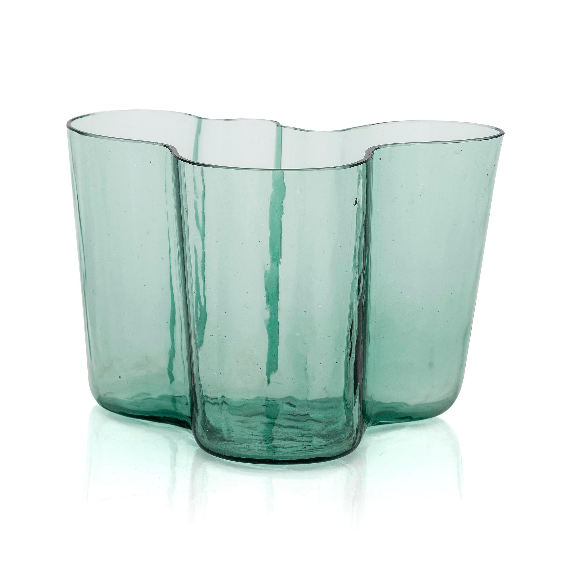 Alvar Aalto, A '9750' vase Karhula Glassworks in production 1937-1949.