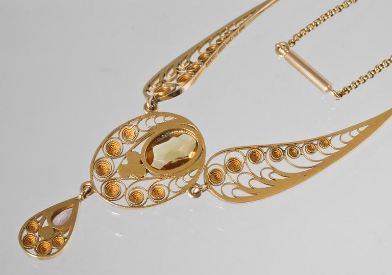 HALSCOLLIER, 18K guld med citrin, 4 orientaliska pärlor samt rosa safir, Gustav Dahlgren & Co, Malmö, 1904. 8,5 gram.