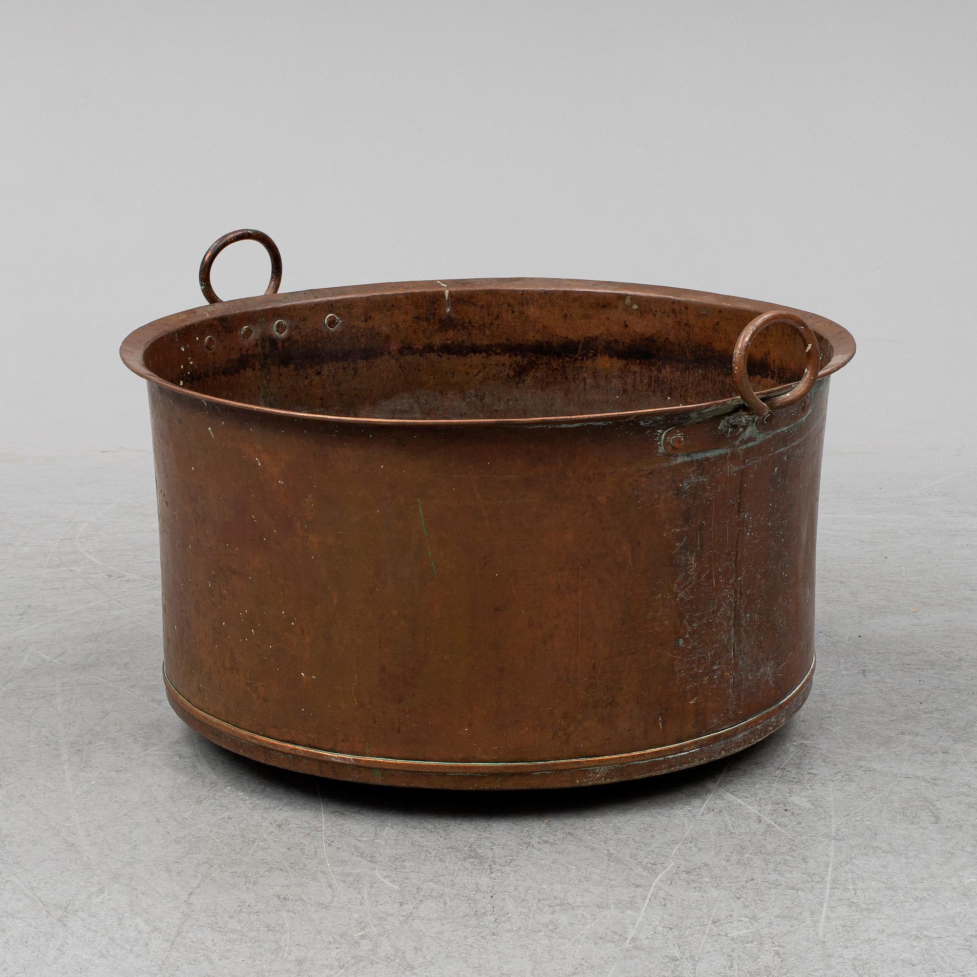 A copper cauldron, 18/19th century.