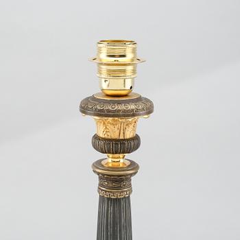 BORDSLAMPA, förgylld och patinerad brons, senempire, 1800-talets mitt.