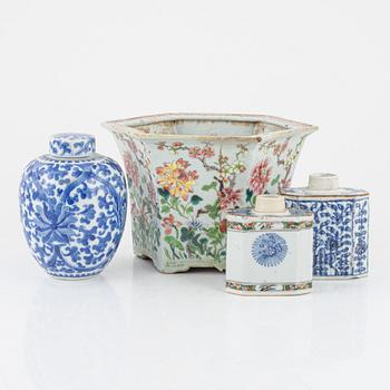 Ytterfoder, urna samt tedosor, 2 st, porslin, Kina, Qingdynasti, 1700-1800-tal.