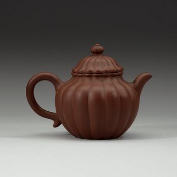 A Yixing chrysantemum-molded teapot, late Qing dynasty (1644-1912).