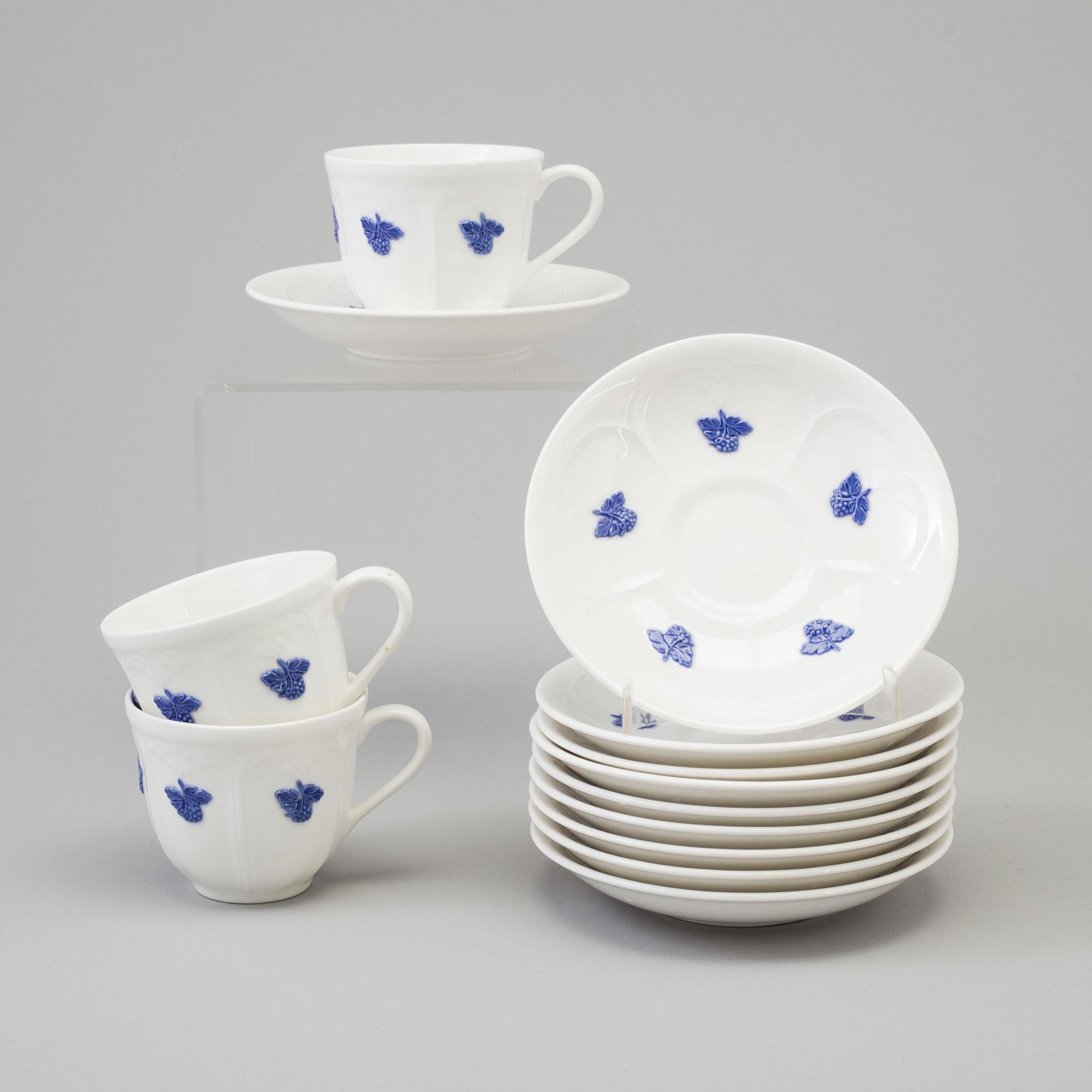 KAFFEKOPPAR MED FAT, 49 st, benporslin, "Blå blom", Old Gustavsberg, 1900-talets andra hälft.