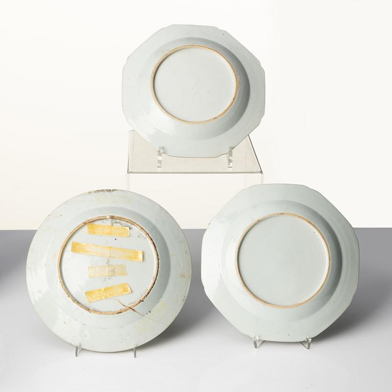 Tallrikar, nio stycken, kompaniporslin. Qingdynastin, Qianlong (1736-95).