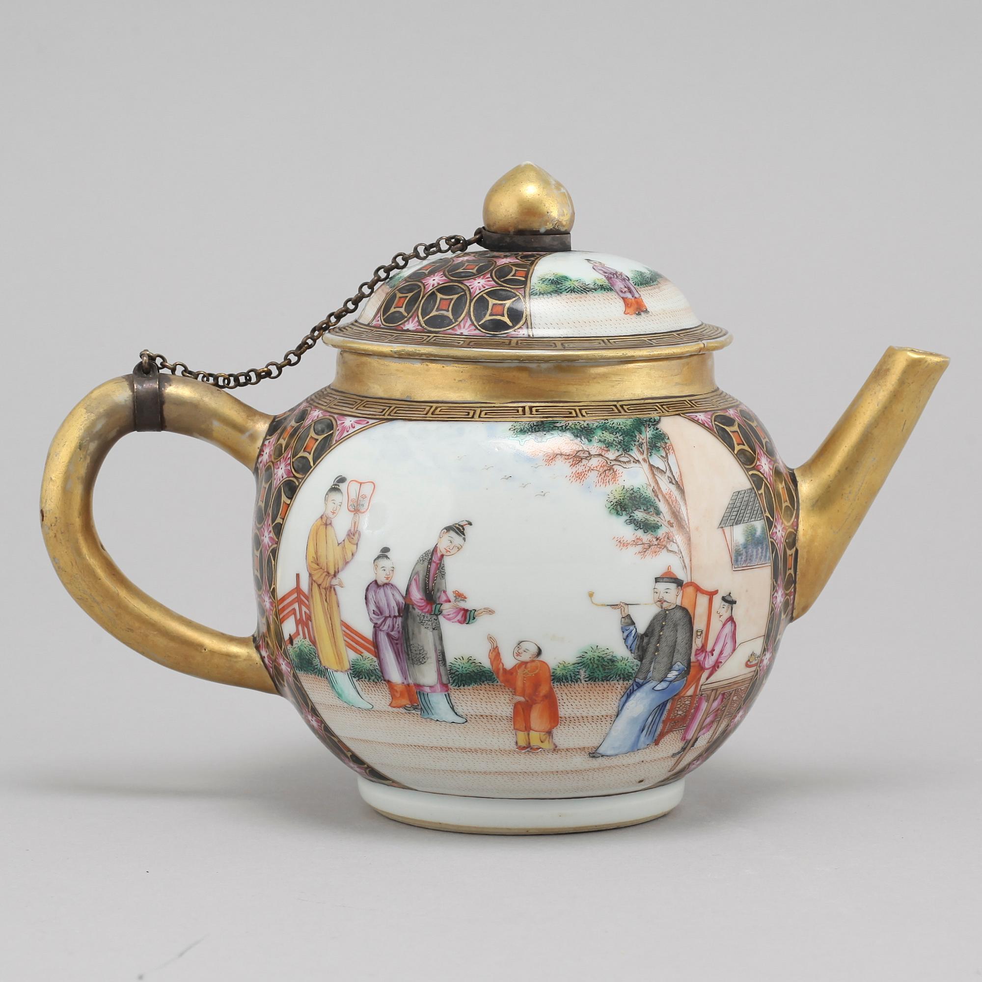 A chinese  teapot with cover, Qing dynasty, Qianlong (1736-95).