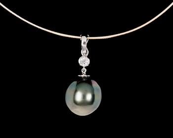 440. HÄNGSMYCKE, stor odlad tahiti pärla, ca 14,7 mm, med briljantslipad diamant, ca 0.15 ct.