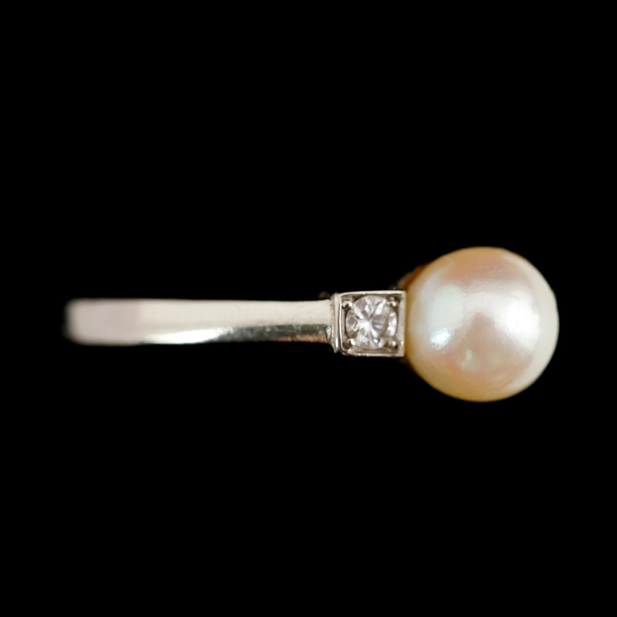 RING, 18 k vitguld med odlad pärla och små briljanter, 1963.