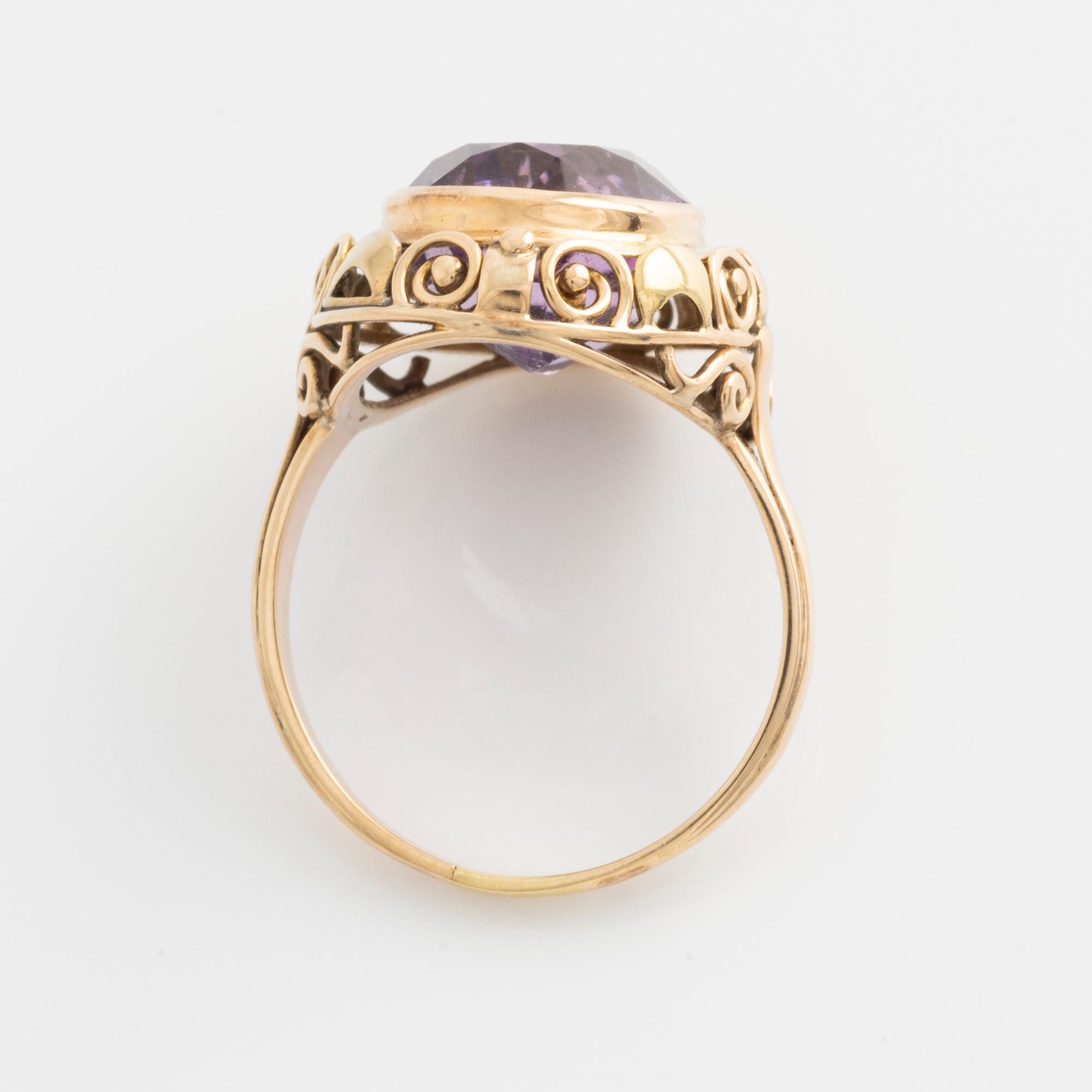 Ring 14K gold with a faceted amethyst.