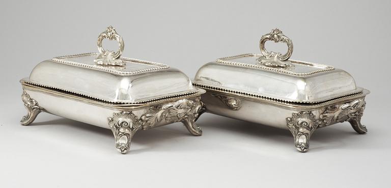 A pair of English silverplated Bacondishes with covers, 19th century.