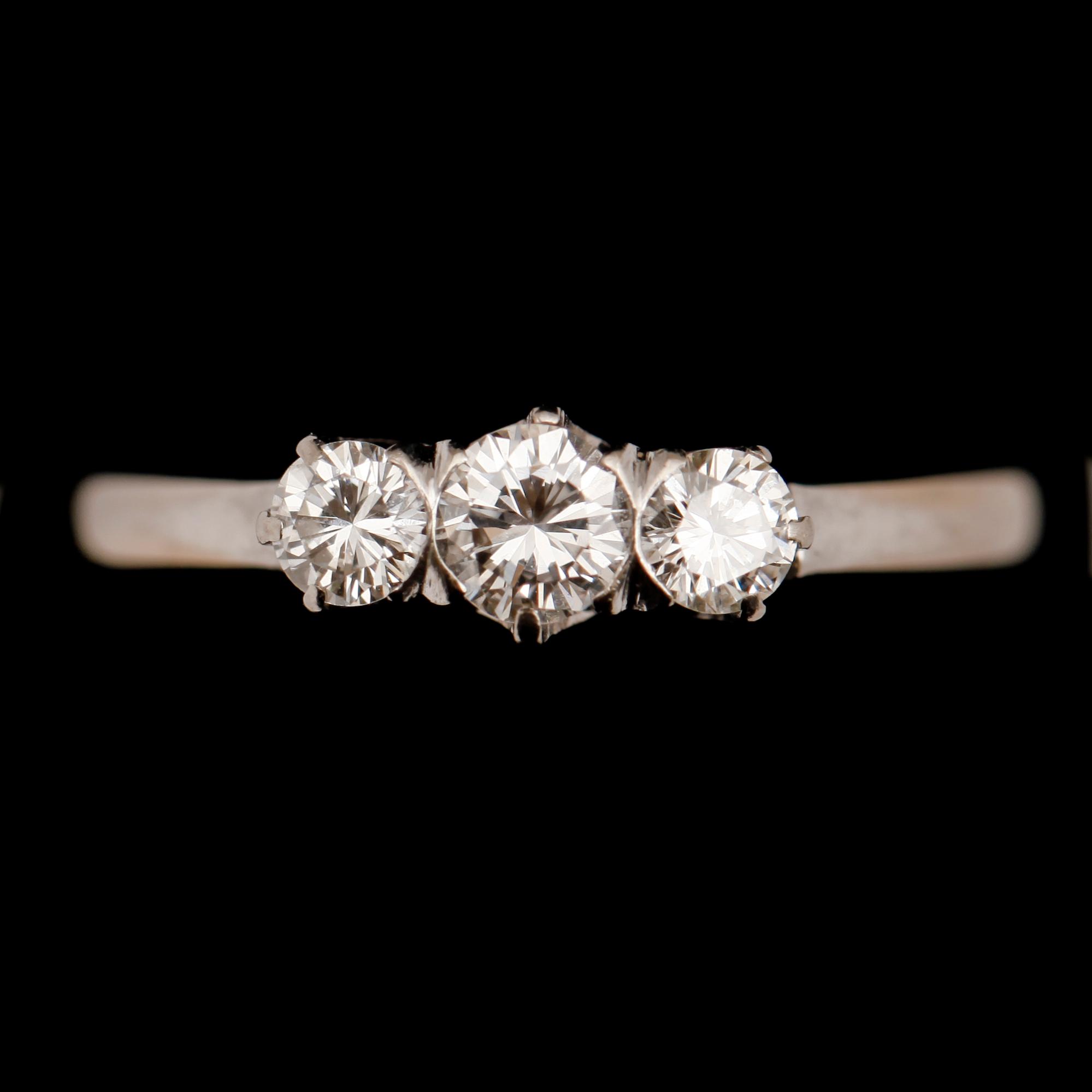 RING, 18 k vitguld, 1962, med 3 briljantslipade diamanter totalt 0.42 ct enligt gravyr.
