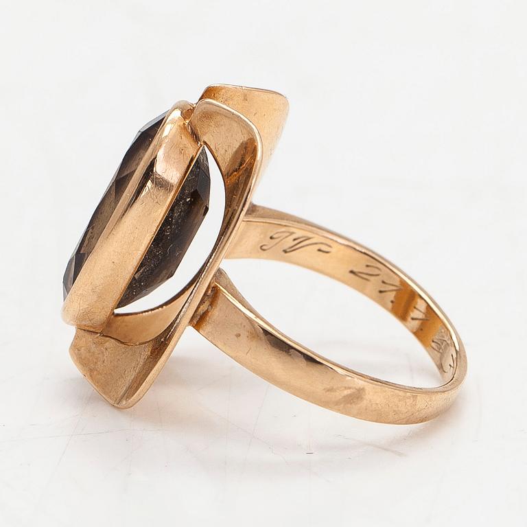 Eero Rislakki, ring, hänge och brosch, 14K guld, rökkvarts. Westerback, Helsingfors, 1959-61.