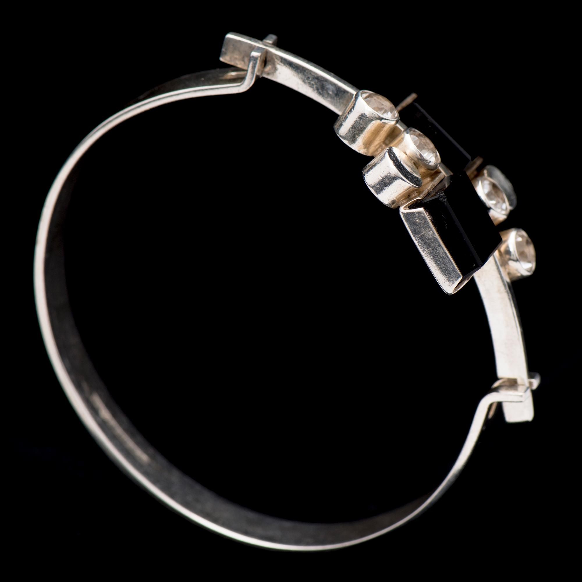 ELIS KAUPPI, ARMRING, onyx, syntetisk spinell, silver. Kupittaan Kulta, Åbo 1965.