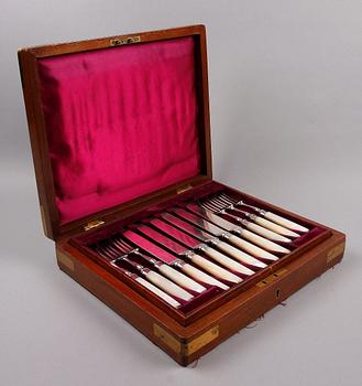 FRUKTBESTICK, 24 st i schatull, silver och pärlemor, London, 1882-83.