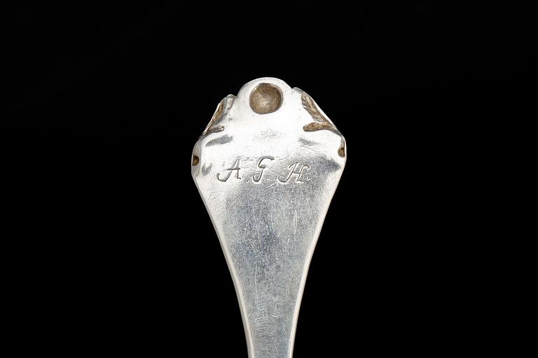 SKEDAR, 12 st, silver, bl a Peter Falk (1765-66) Falköping. främst 1700-tal. Tot vikt ca 605g.