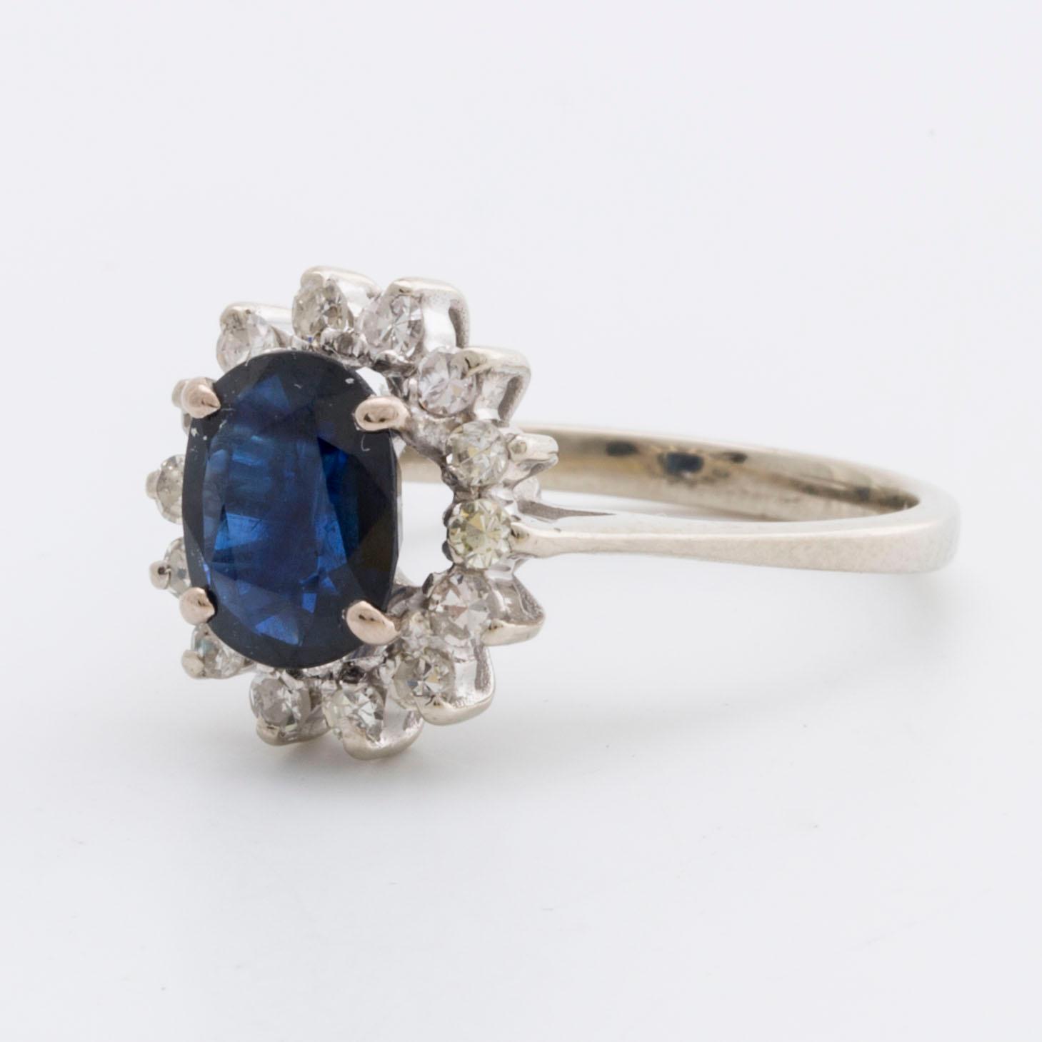 SAFIRRING 18K vitguld m 1 safir ca 10 x 6 mm och diamanter 8/8 ca 0,30 ct totalt.
