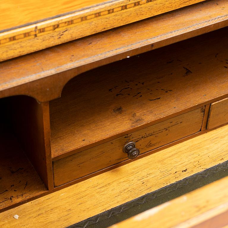 Vitrinskåp, England, sent 1900-tal.