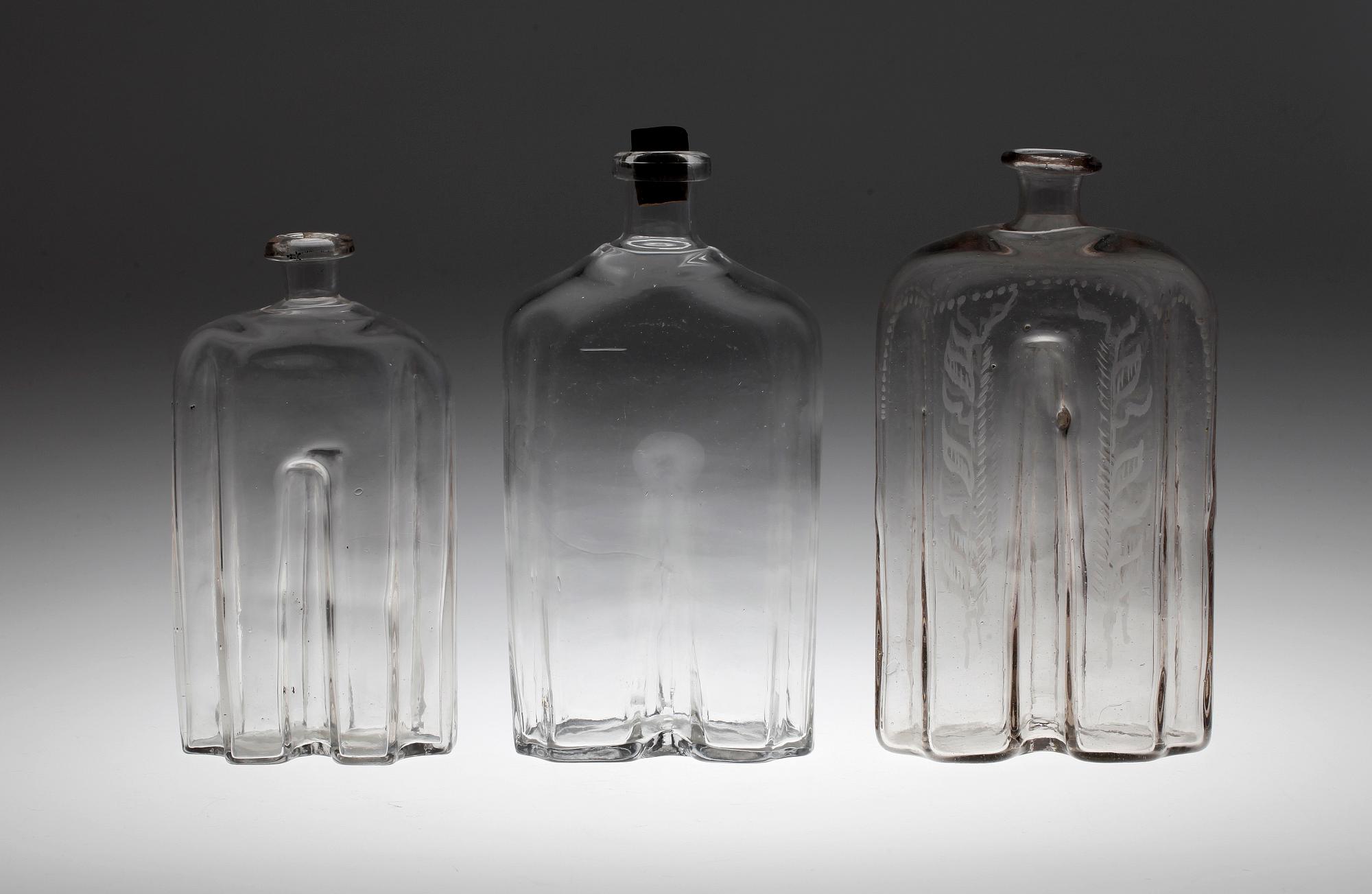 KARAFFER, 3 st, glas, 1700/1800-tal.