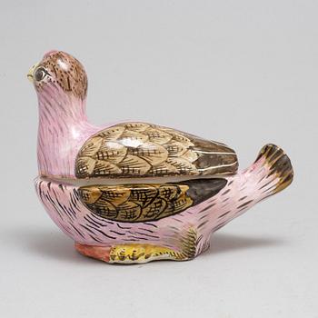 A faiance butter tureen with cover, 18th/19th century.