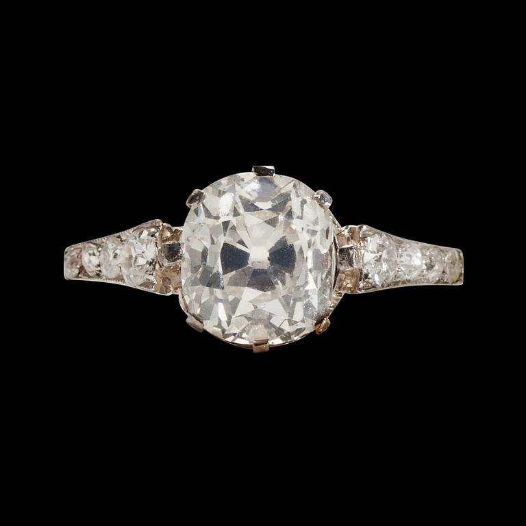 SORMUS, platinaa. Vanhahiontainen timantti n. 2.50. Yht n. 3.00 ct. Koko 17+. Paino 3.2 g.